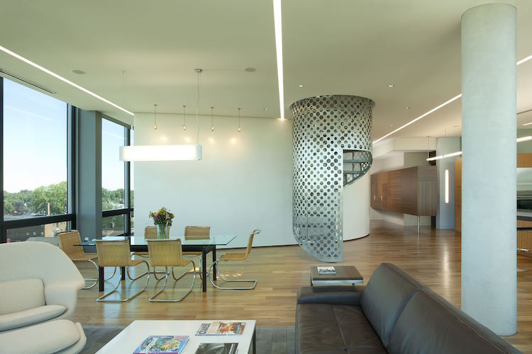 interior-scara-design-modern-apartament-modern-scara-arcuita-tabla perforata