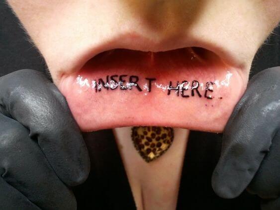 Paprasta lūpų tatuiruotė moterims