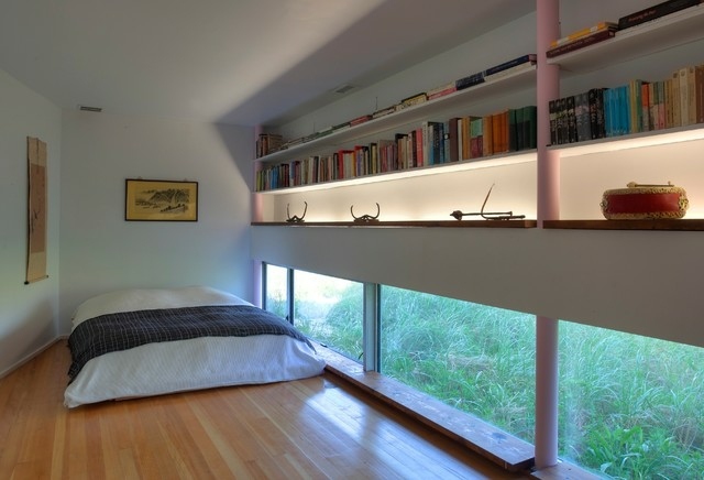 apartament dormitor mic ferestre joase la parter Apartament la parter ferestre mici podea din scândură din lemn