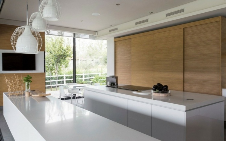 Lemnul natural este folosit pentru ușile glisante pentru închiderea raftului interior realizat din materiale naturale insulă bucătărie alb design modern ușă glisantă din lemn