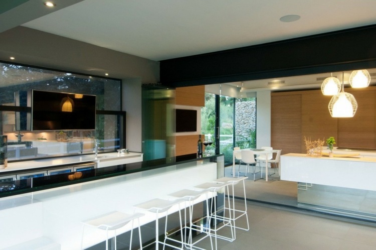 Interior din materiale naturale - o bară cu blat negru interior realizat din materiale naturale blat bar negru lucios scaun bar bucatarie