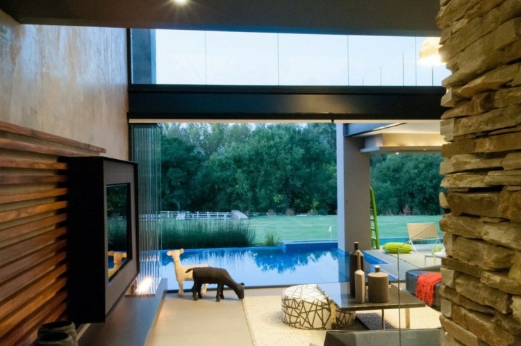 Benzi din lemn ca material natural pentru proiectarea pereților în camera de zi casă materiale naturale sufragerie decorare perete fâșii din lemn masă de cafea din piatră