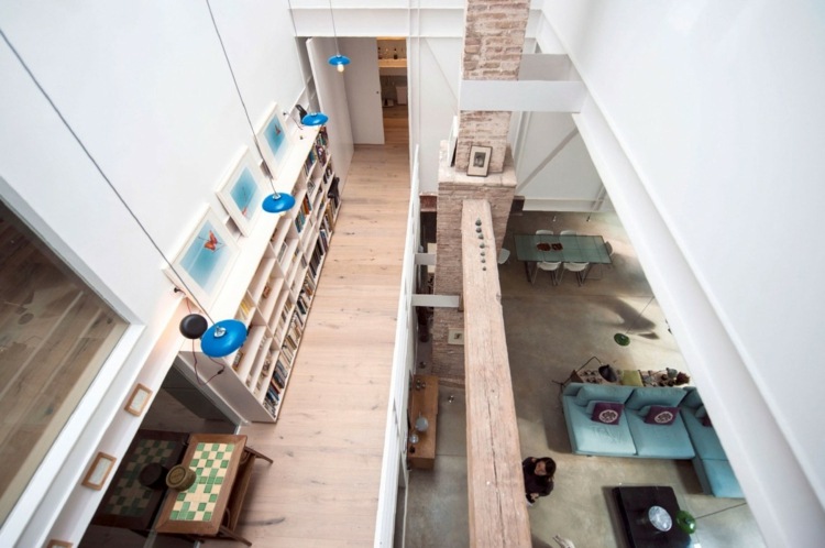 Accente albastre în diferite nuanțe pot fi găsite în apartament interior accente rustice design mansardă renovare modernă spania