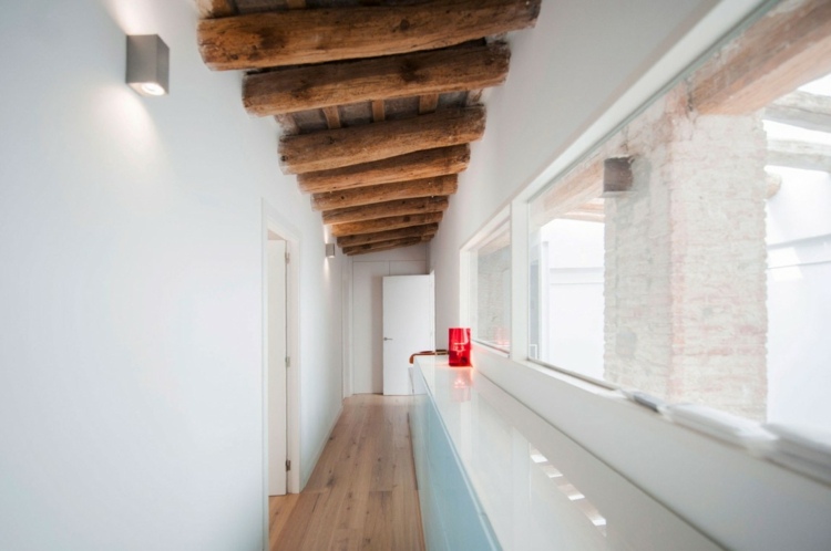 Interiorul din hol este simplu și luminos și are accente rustice interior rustic accente hol podea din lemn grinzi tavan fereastră