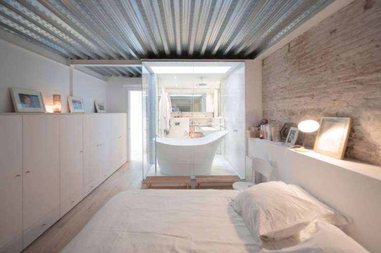 Perete de cărămidă rustică din clincher în dormitorul alb și pereți de sticlă pentru baie interior accente rustice dormitor design dormitor alb luminos mobilier perete sticla baie