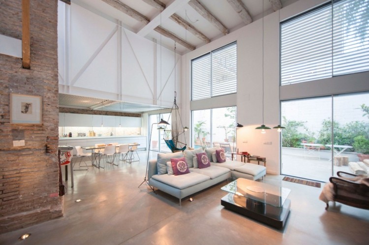 Interior cu accente rustice - living cu grinzi și cărămizi din clincher interior cu accente rustice canapea culoare albastru deschis accente fereastră față
