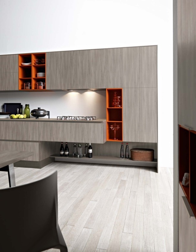 Dulapuri de bucătărie moderne cu iluminare încorporată - rafturi deschise Bucătărie din lemn masiv-stejar-întuneric-rafturi-deschise-colorate-portocaliu-strălucitor