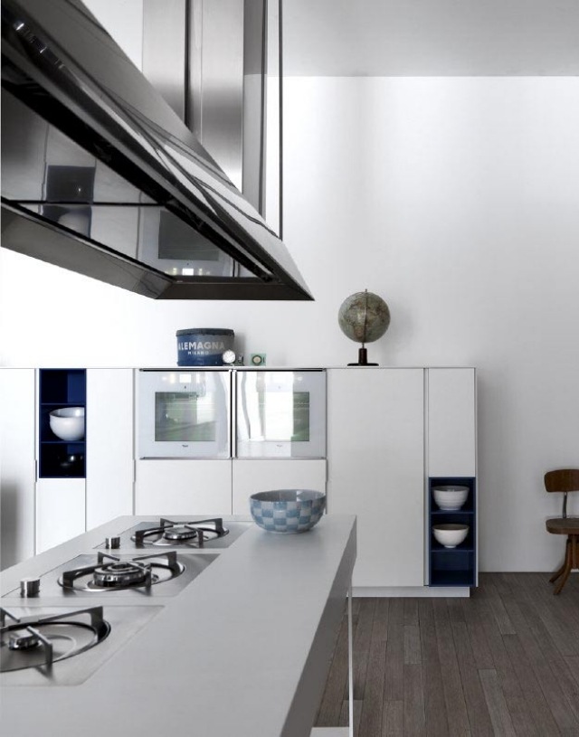 bucătărie albă cu elemente de mobilier din oțel inoxidabil de design purist laminat-alb-bucătărie-insulă-plite-integrate-dulapuri-vitrine-de-sticlă