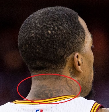 Tatouage J.R Smith dans le dos du cou