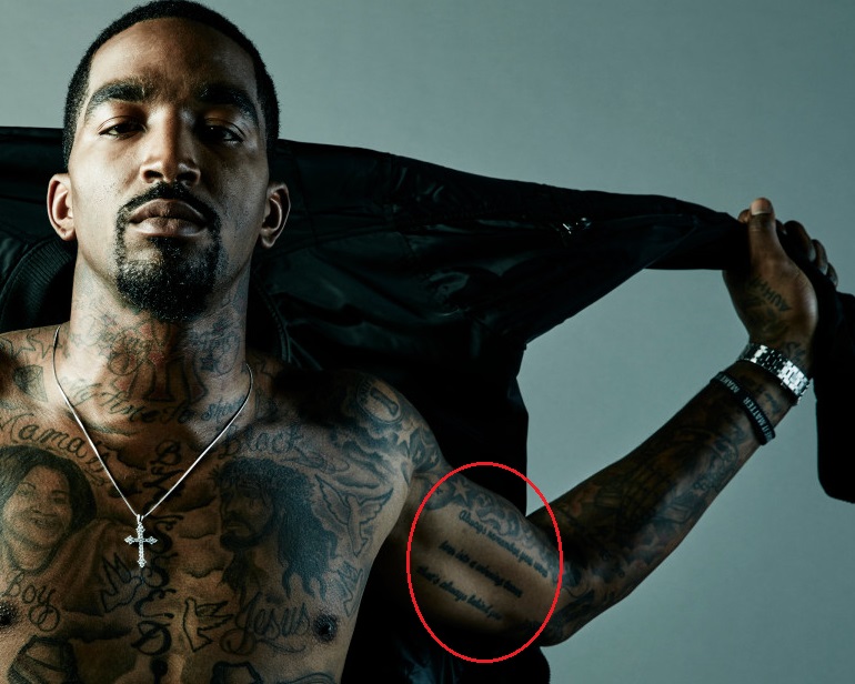 Tatouage de citation de biceps gauche de J.R. Smith