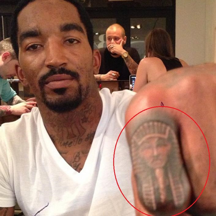 Tatouage d'articulation de l'index de la main gauche J.R. Smith