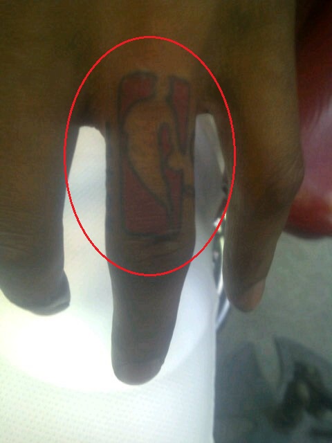 Tatouage du logo J.R. Smith NBA
