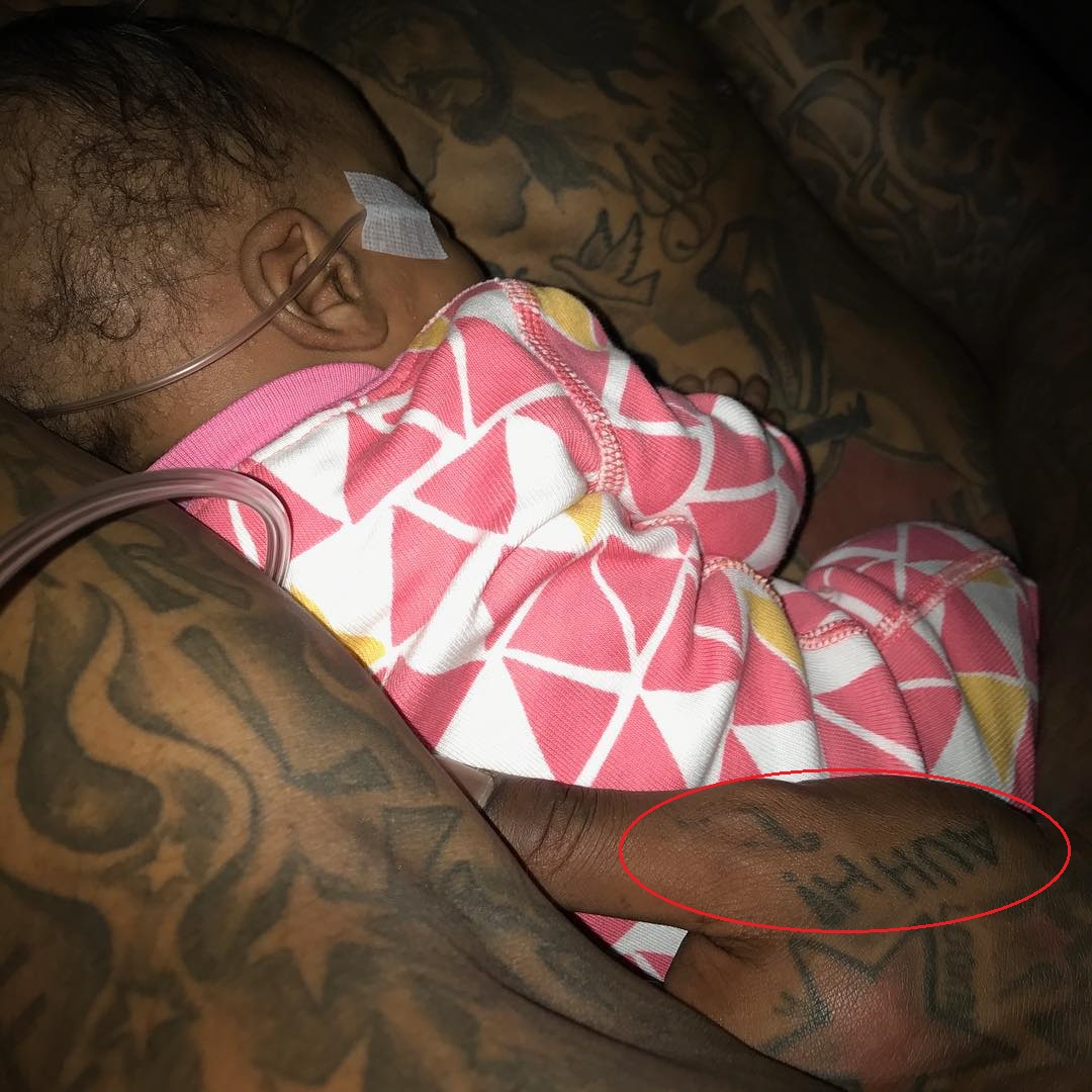 Tatouage Auuh Main Gauche J.R. Smith