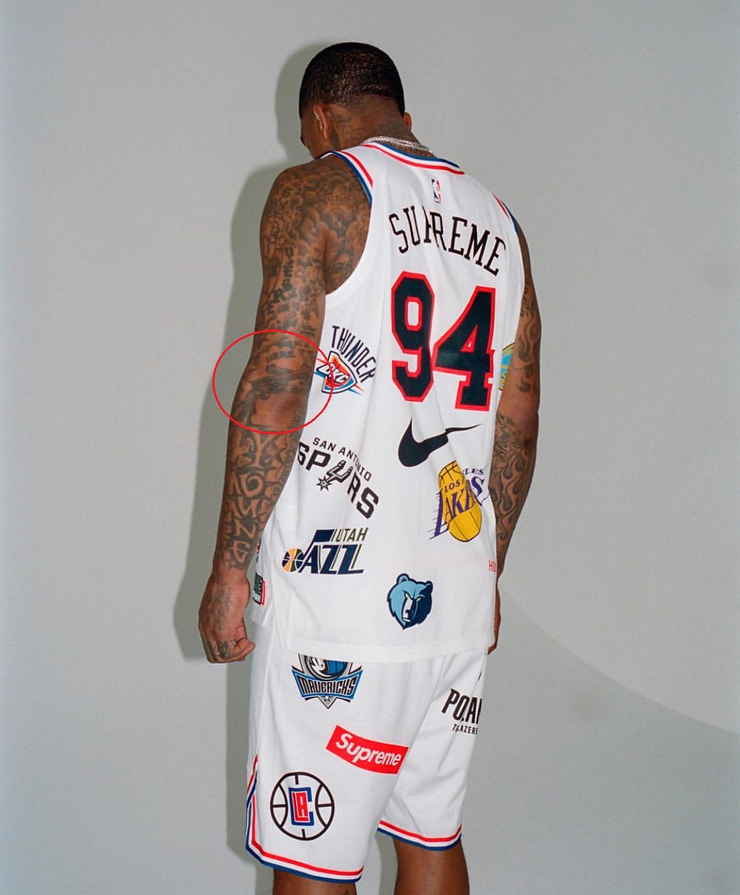 Tatouage pistolet bras gauche J.R. Smith