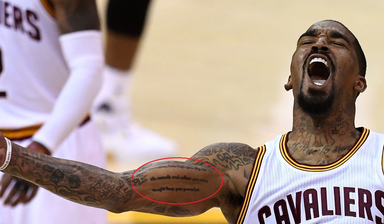 Tatouage de citation de biceps droit de J.R Smith