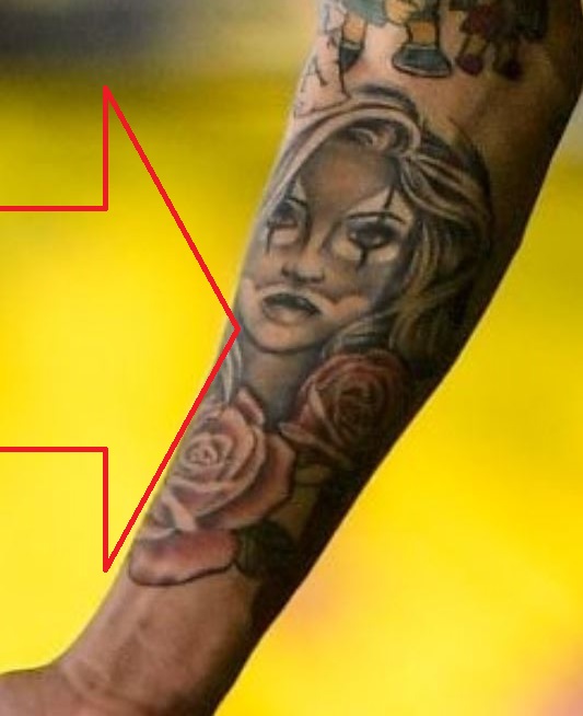 Jadon pleurant portrait avec tatouage de roses