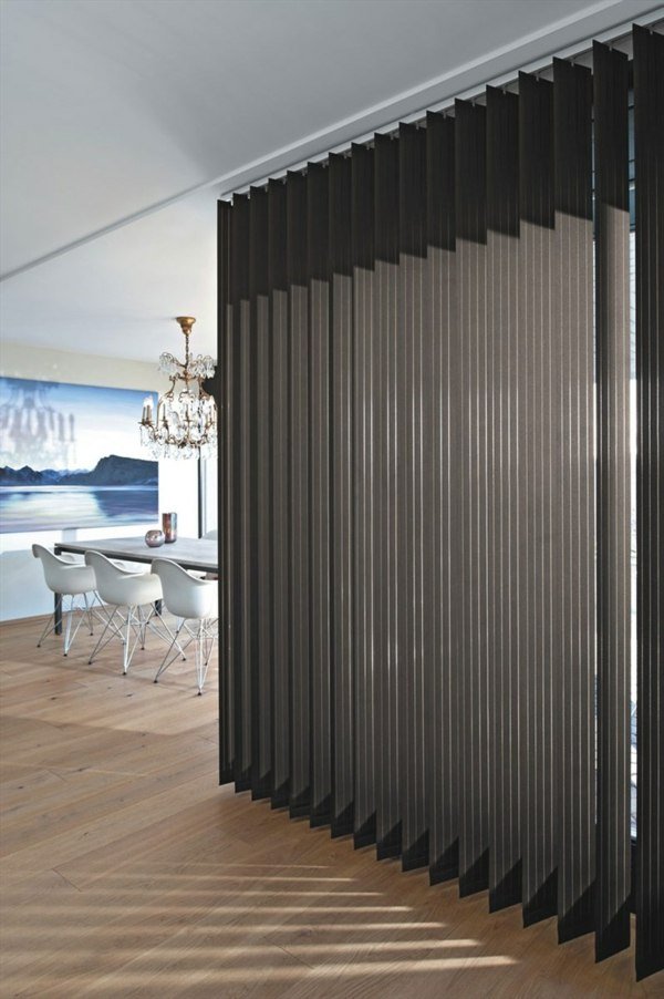 Sufragerie mobilier alb jaluzele întunecate țesătură maro ciocolată Mobilier jaluzele întunecate culoare maro ciocolată