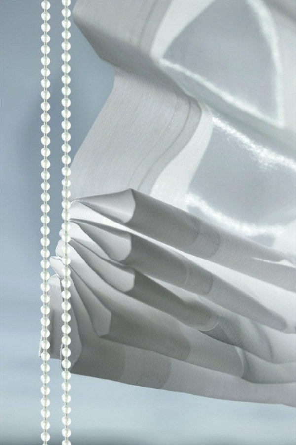 Jaluzele din material textil alb sistem rulabil electronic Asamblare sistem rulabil controlat electronic