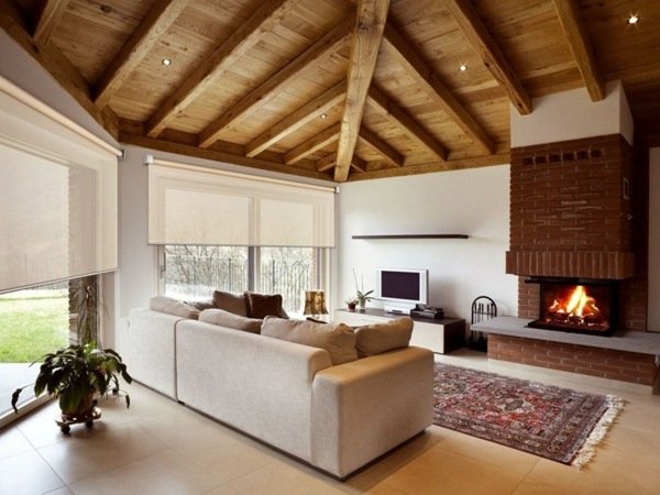 Camera de zi clasic interior grinzi de lemn șemineu pe acoperiș Mobilier grinzi din lemn acoperiș coș de fum kilim jaluzele din material textil