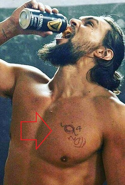 Tatuaggio sul petto di Jason Mamoa