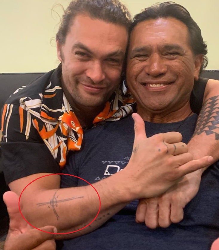 Tatuaggio bussola avambraccio destro di Jason Mamoa