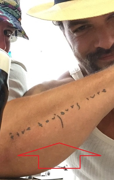 Tatuaggio con testo sul braccio destro di Jason Mamoa