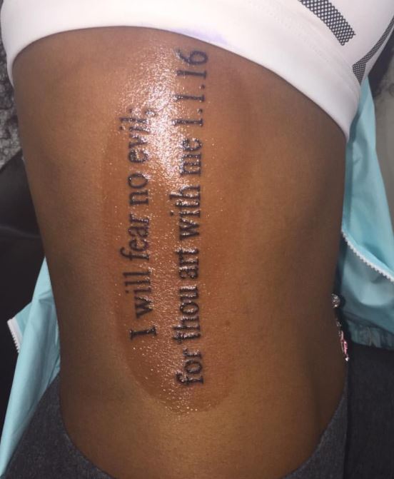 Tatuaggio di scrittura sulla pancia di Jayda