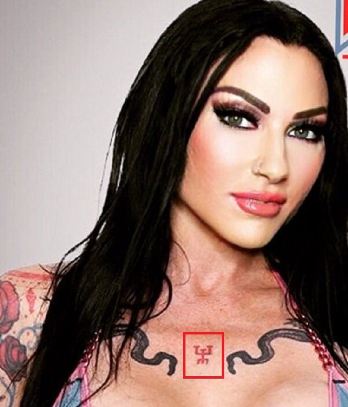 Tatuaggio sul petto di Jenevieve Hexxx