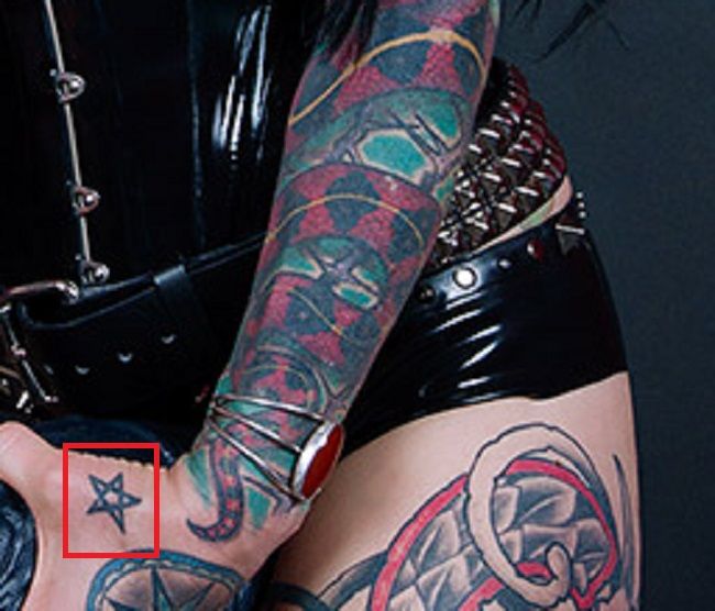 Tatuaggio della mano sinistra di Jenevieve Hexxx