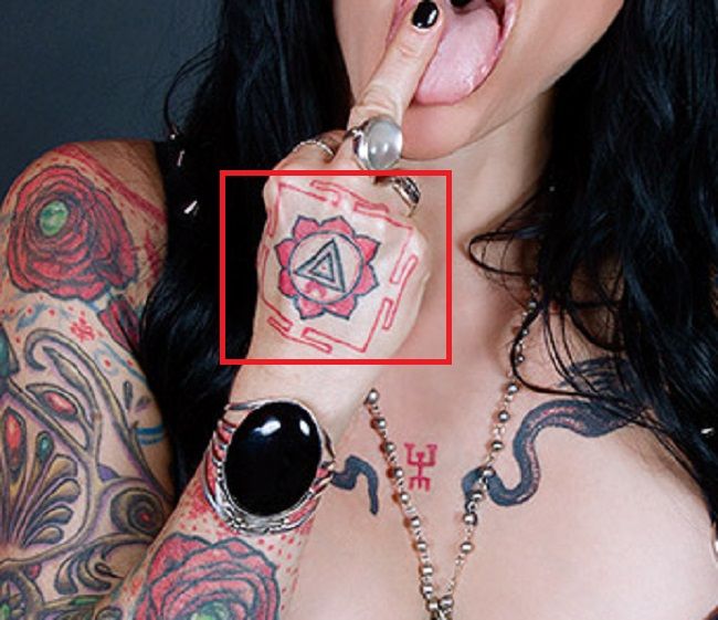 Jenevieve Tatuaggio Mano Destra