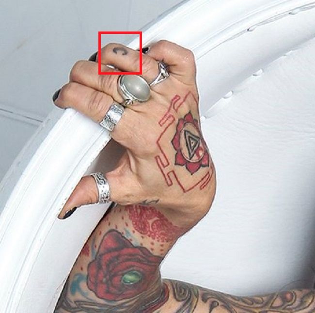 Jenevieve Hexxx-Dito della mano destra