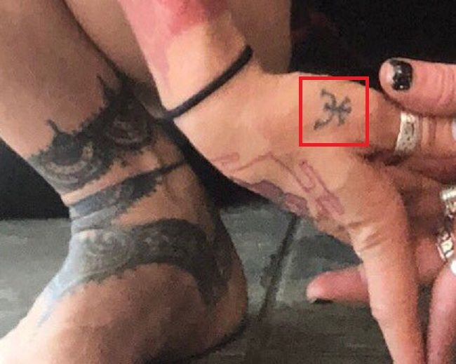 Jenevieve Hexxx-mano destra