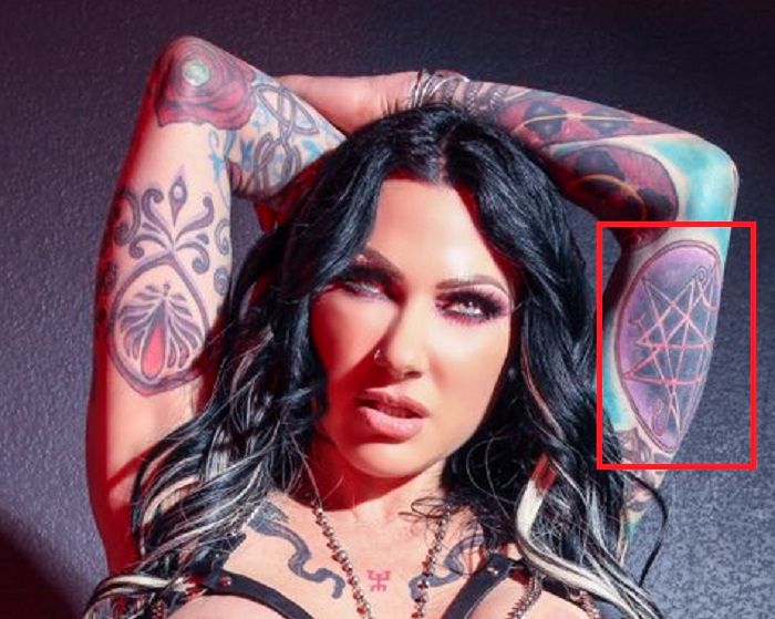 Tatuaggio al braccio di Jenevieve Hexxxtattoo