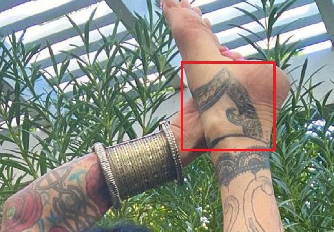 Jenevieve Hexxx-Piede sinistro