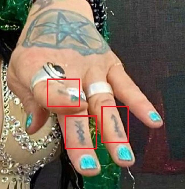 Jenevieve Hexxx tatuaggi a mano