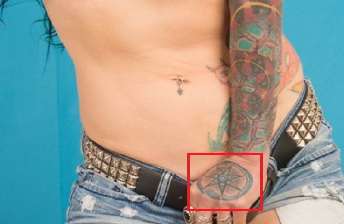 Jenevieve Hexxx-Tatuaggio a mano