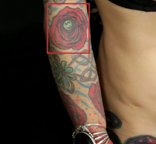 Jenevieve Hexxx-Tatuaggio sul braccio destro