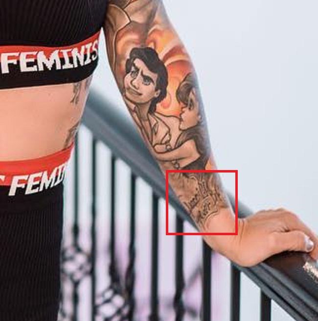 JWoww riešo tatuiruotė