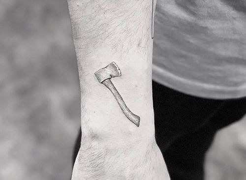 ジョージョナス斧のタトゥー