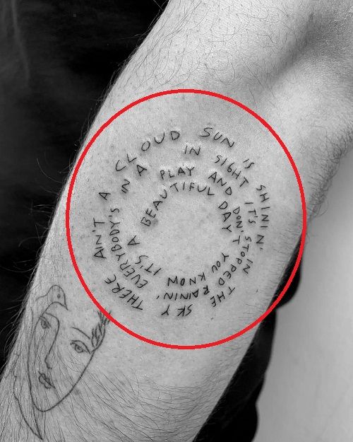 ジョージョナスサーキュラーライティングタトゥー