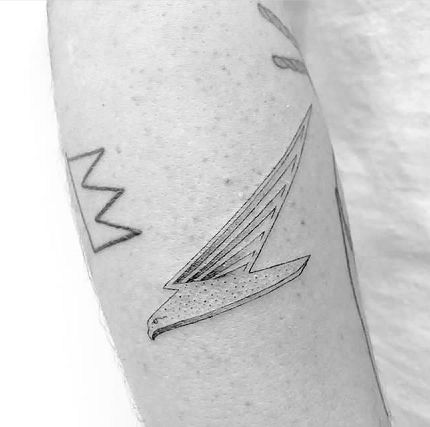 ジョージョナス鳥と3つの三角形のデザインのタトゥー