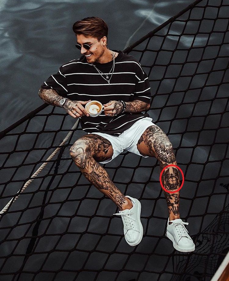 ura Johnny Edlind s tetovažami s krili