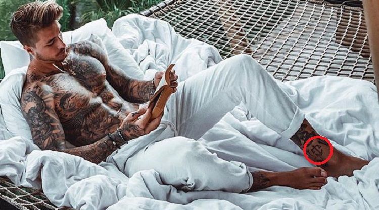 Tatoo simbola Johnnyja Edlind-Libe