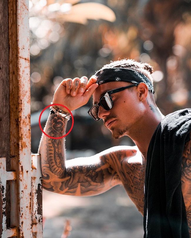 tetovaža rdeče vrtnice johnny edlind