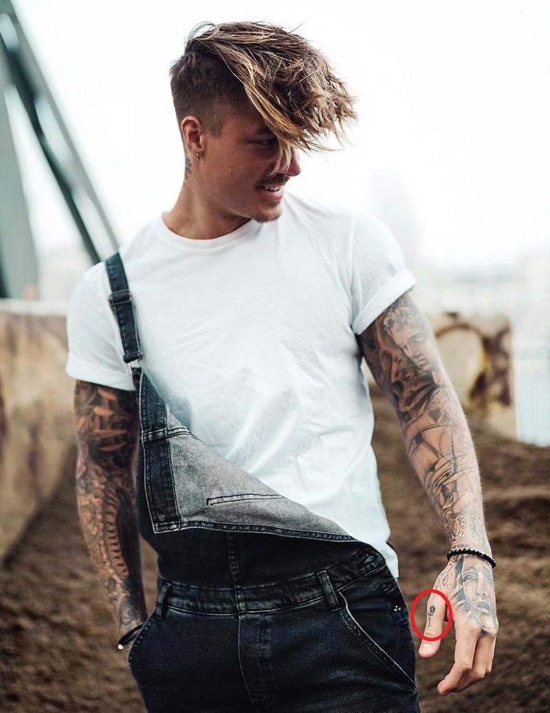 tetovaža drobne vrtnice johnnyja edlinda