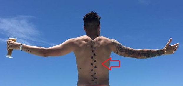 Tatuaggio con stampe di zampe posteriori di Jose Gimenez