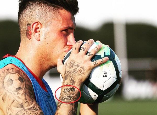 Tatuaggio avambraccio destro con numeri romani di Jose Gimenez