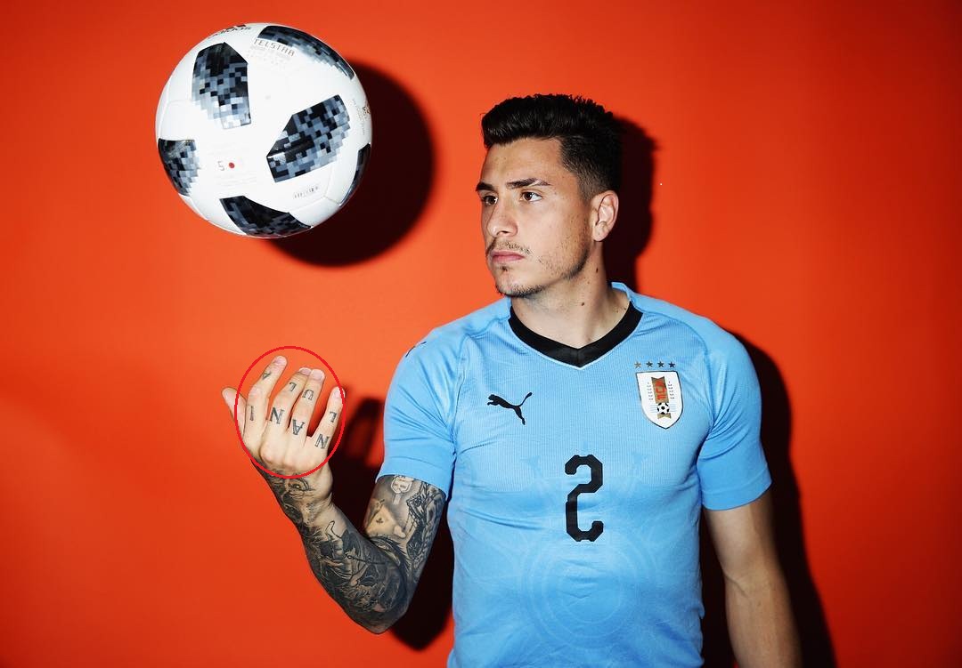 Jose Gimenez tatuaggio sulla nocca della mano destra