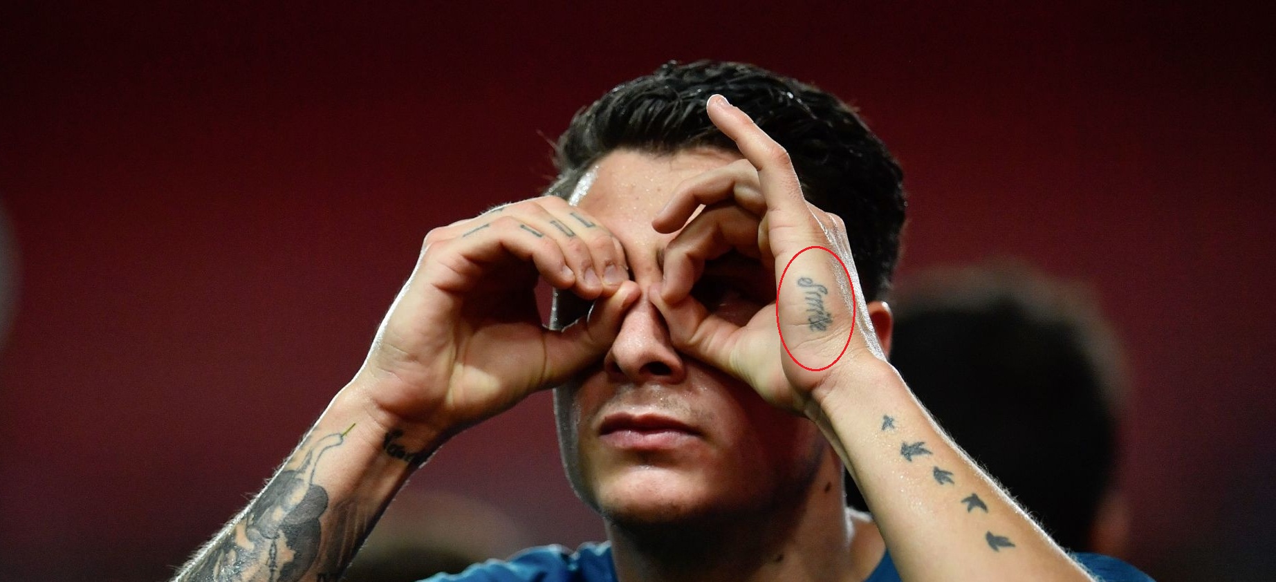 Jose Gimenez, tatuaggio con sorriso sulla mano sinistra