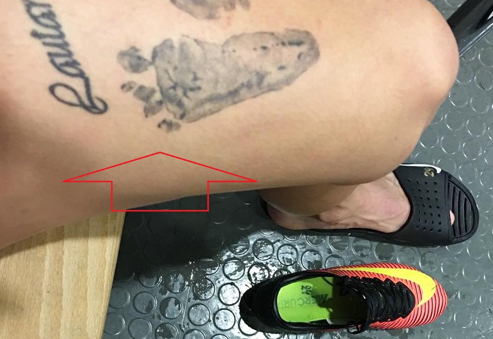 Tatuaggio di impronte sulla coscia sinistra di Jose Gimenez